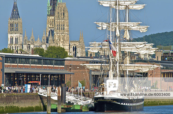 Belem 3 Masten Segelboot  Rouen  am Fluss Seine  im Hintergrund Notre Dame Kathedrale von Rouen  Normandie  Frankreich  Europa