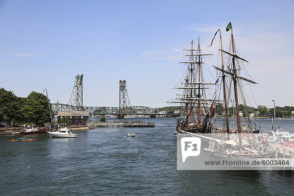Große Schiffe Portsmouth New Hampshire New England Vereinigte Staaten von Amerika Nordamerika