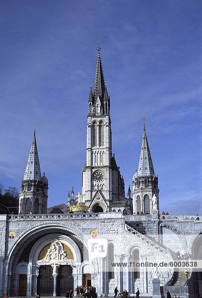 Die Basilika  Lourdes  Hautes-Pyrenees  Frankreich  Europa