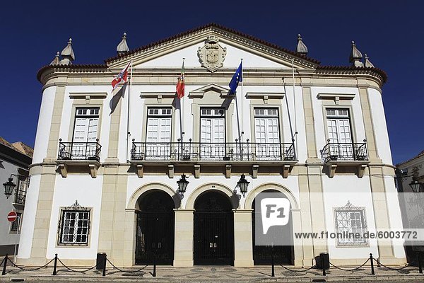 Das Rathaus (Camara Municipal) in der alten Stadt von Faro  Algarve  Portugal  Europa