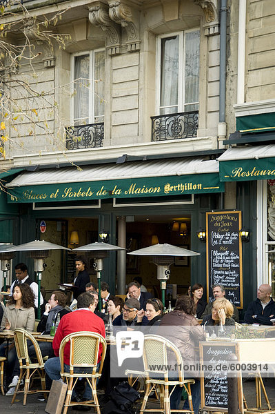 Menschen sitzen vor einem Café auf der Ile St. Louis  Paris  Frankreich  Europa