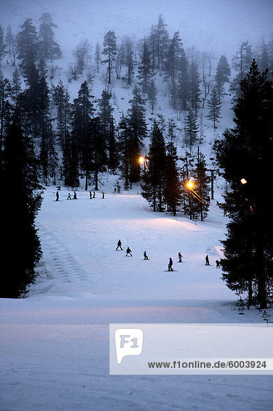 Kinder Ski Schulbesuch in der Abenddämmerung  Pyha-Luosto Schi  Finnisch Lappland  Finnland  Skandinavien  Europa