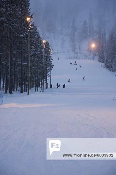 Pyha-Luosto-Skigebiet in der Abenddämmerung  Finnisch Lappland  Finnland  Skandinavien  Europa