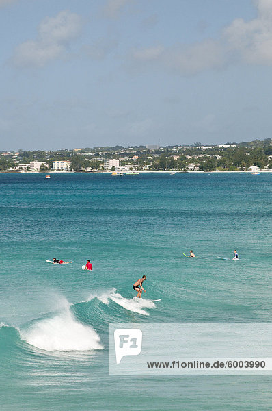 Surfer am Enterprise Point  Barbados  Windward-Inseln  West Indies  Caribbean  Mittelamerika