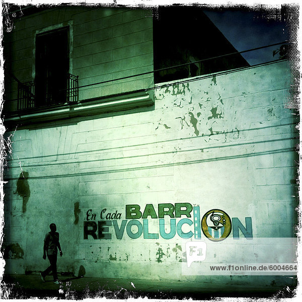 Wandbild feiert die Revolution mit einsamen Abbildung walking  Cienfuegos  Kuba  Westindische Inseln  Karibik  Mittelamerika