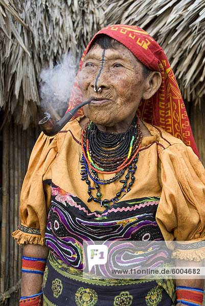 Kuna-Frau Pfeife  Rauchen  Playon Chico Dorf  Panama  San Blas Inseln (Kuna Yala Inseln)  Mittelamerika