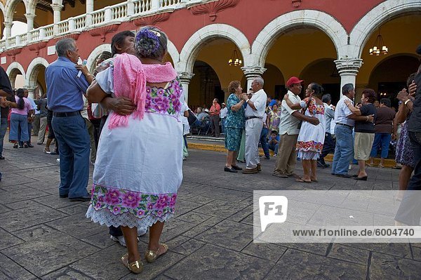 Mexikanische Tänzer und Musiker außerhalb städtischer Palast  Platz der Unabhängigkeit  Merida  Yucatan  Mexiko  Nordamerika