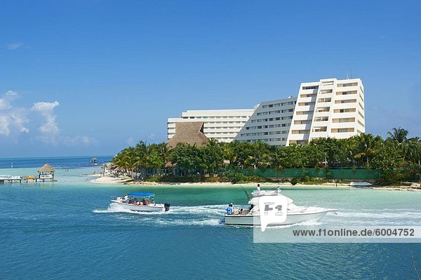 Beach in hotel zone  Cancun  Riviera Maya  Quintana Roo state  Mexico  North America