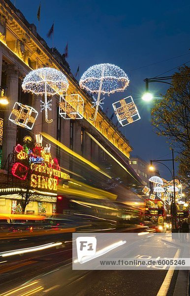 Selfridges und Lichterkette  Oxford Street  London  England  Vereinigtes Königreich  Europa