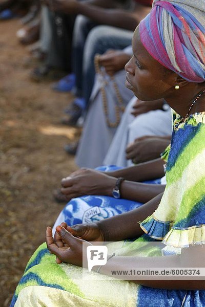 Gruppe Afrikaner  Popenguine  Thies  Senegal  Westafrika  Afrika zu beten