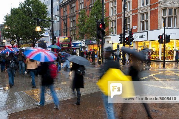 Shopper im Regen  Oxford Street  London  England  Vereinigtes Königreich  Europa