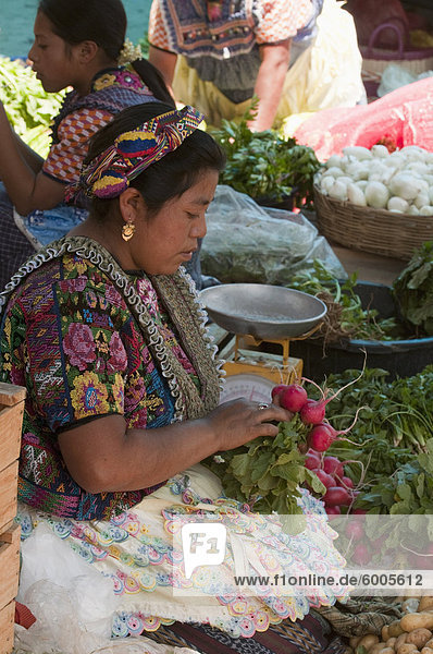 Verkäuferin auf dem Markt  Salcaja  Guatemala  Zentralamerika