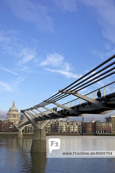 Fußgänger auf Millennium Bridge über die Themse  genommen von Bankside auf der Suche nach St. Pauls Cathedral  London  England  Großbritannien  Europa