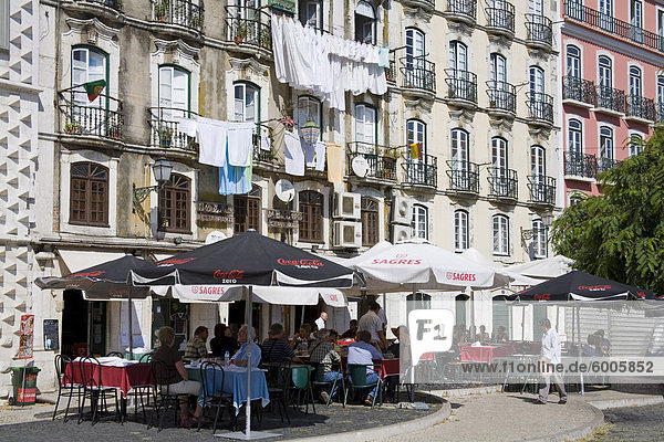 Cafe am Bacalhoeiros Street im Stadtteil Alfama  Lissabon  Portugal  Europa