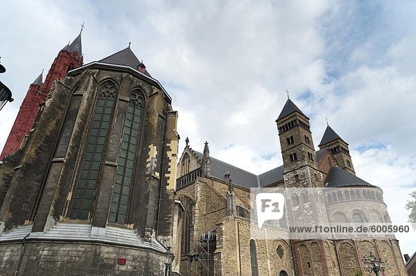 Sint Janskerk (St. Johanniskirche) und Sint Servaasbasiliek (St.-Servatius-Basilika) vom Vrijthof Platz  Maastricht  Limburg  Niederlande  Europa