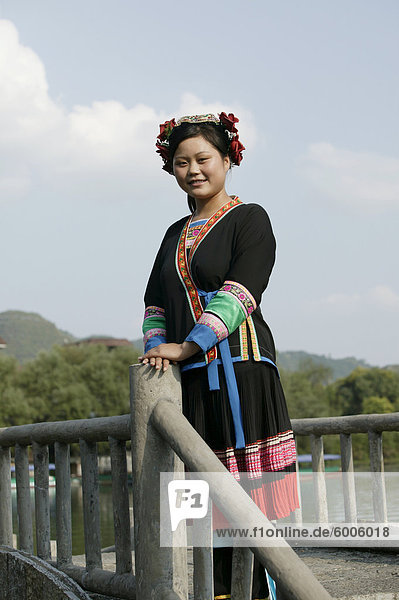 Junge Frau von Bergstamm der Yao-Minderheit  mit Tracht  Li Fluss  Yangshuo  Provinz Guangxi  China  Asien