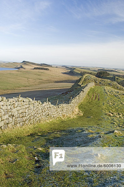 Blick von Osten auf Holbank Crags Ergebnis Verlauf der Mauer zu Sewingshields Crag und Broomlee Lough  Roman Wall  UNESCO Weltkulturerbe  Northumbria  England  Vereinigtes Königreich  Europa
