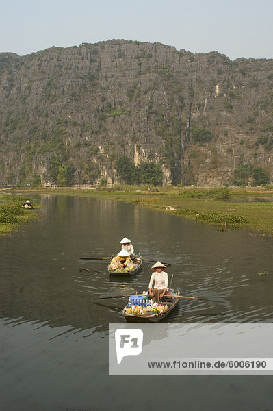 Boot am Fluss Kalkstein Bergkulisse  Tam Coc  Ninh Binh  südlich von Hanoi  Nordvietnam  Südostasien  Asien