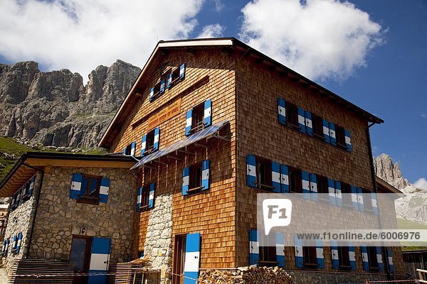 Das Rifugio Roda di Vael, auf dem Sattel des Ciampaz, auf einem hohen 2283 Meter und in der Mitte der Rosengarten, Dolomiten, Bozen Provinz, Südtirol, Italien, Europa
