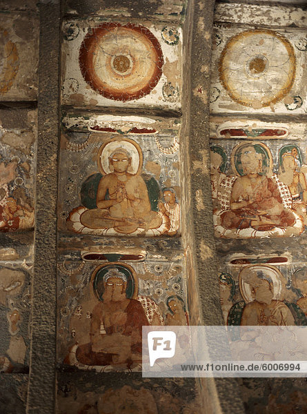 Tausend Buddhas  gemalt zwischen Dach Rippen auf Decke aus dem 2. Jahrhundert  Höhle 10  Ajanta-Höhlen  UNESCO Weltkulturerbe  Maharashtra Zustand  Indien  Asien