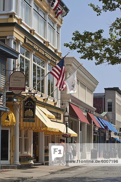 Intelligente Geschäfte und gepflasterten Fahrbahn der beliebten Thames Street in historischen Altstadt Newport  Newport  Rhode Island  New England  Vereinigte Staaten von Amerika  Nordamerika