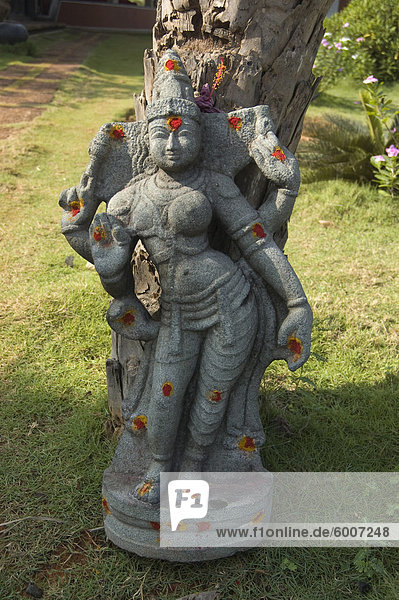 Hinduistische Göttin geschmückt mit roten und gelben Puja Marks  Pondicherry  Tamil Nadu  Indien  Asien