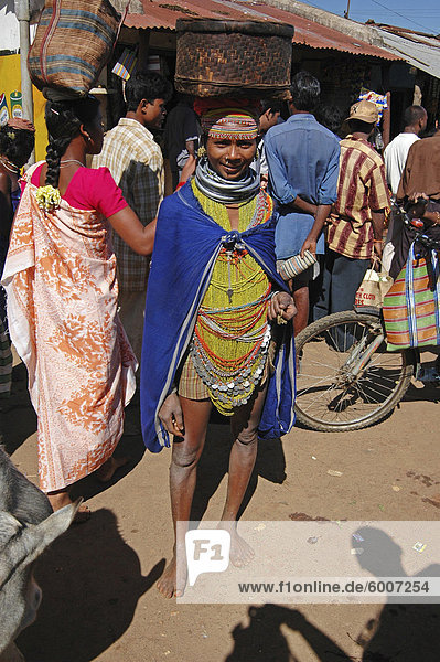 Bonda Tribeswoman in traditioneller Kleidung mit Perlen und Ketten  die ihren Stamm  Onukudelli  Orissa  Indien  Asien