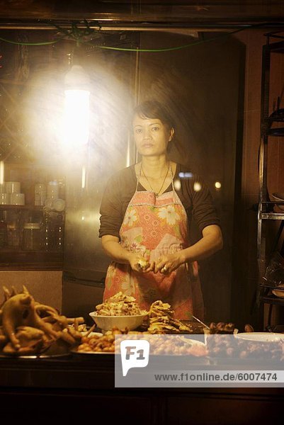 Frau vorbereiten Huhn bei Streetside Café  Hanoi  Vietnam  Indochina  Südostasien  Asien