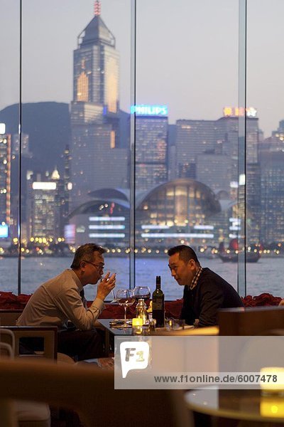 Geschäftsleute trinken in der Hotelbar bei Dämmerung  Hong Kong  China  Asien