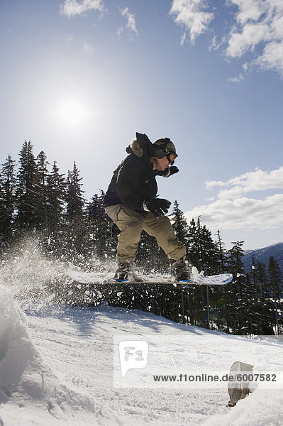 Ein Snowboarder springen Whistler Mountain Resort  Ort der 2010 Olympischen Winterspielen  British Columbia  Kanada  Nordamerika
