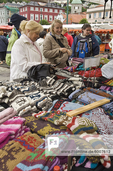 Shopping für Pullover auf dem Markt  Bergen  Norwegen  Skandinavien  Europa