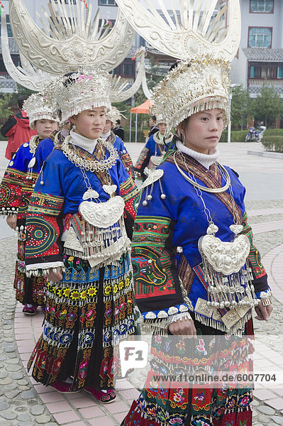 Traditionelle Kleidung auf einem Miao New Year Festival in Leishan  Provinz Guizhou  China  Asien