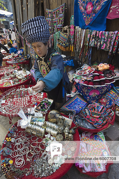 Frau verkaufen ethnische Andenken in einem Markt in Fenghuang  Hunan Province  China  Asien