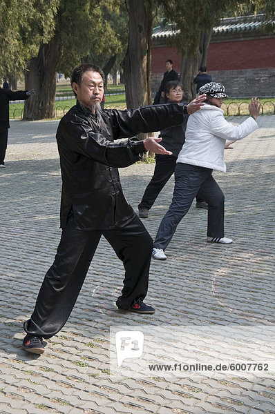 Menschen vor Ort zur Teilnahme an einem Tai Chi-Sitzung im Park der Himmelstempel in Peking  China  Asien