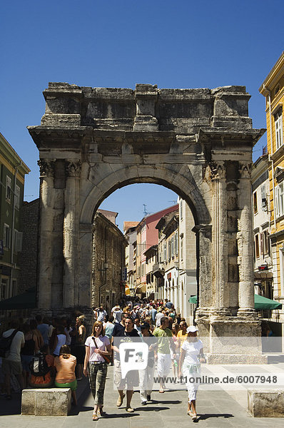 Touristen zu Fuß durch Stein Bogen in Old Town  Pula  Istrien-Küste  Kroatien  Europa