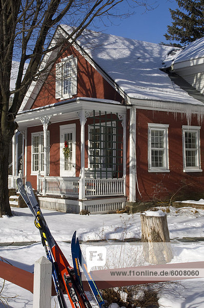 Vereinigte Staaten von Amerika USA angelehnt Ski Wohnhaus bunt frontal Nordamerika Zaun rot Neuengland Stowe Vermont