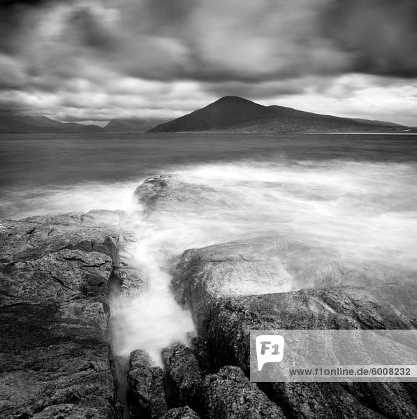 Blick Richtung Luskentyre und die Hügel von North Harris von Isle of Taransay  Äußere Hebriden  Schottland  Vereinigtes Königreich  Europa