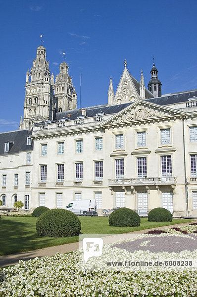 Das Musee des Beaux-Arts 's früher Erzbischof  Residence und die Türme von der Cathedrale St.-Gatien jenseits  Tours  Indre-et-Loire  Loire-Tal  Centre  Frankreich  Europa