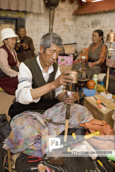 Durchführung von routinemäßigen Wartung von Gebetsmühlen auf ein Kloster-Dach  Lhasa  Tibet  China  Asien