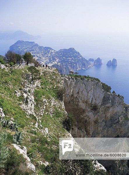 entfernt Felsbrocken Europa Dorf Insel zeigen Kampanien Capri Distanz Faraglioni Italien