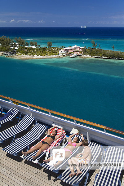 Deck der Kreuzfahrt Schiff und Paradise Island  Nassau  New Providence Island  Bahamas  Karibik  Mittelamerika