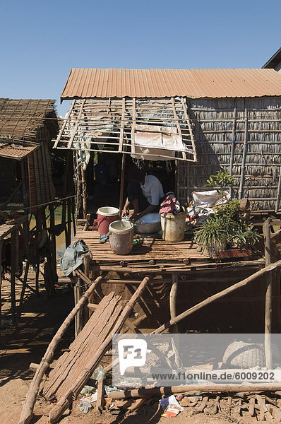 Gebäude See Seitenansicht Südostasien Stelzenlauf Stelze Stelzen Vietnam Asien Kambodscha