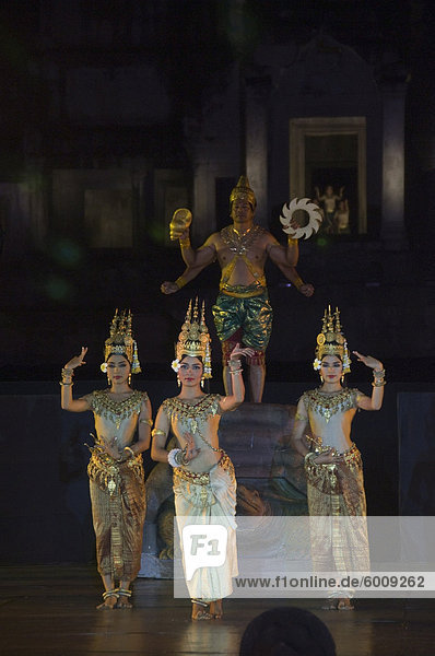 Angkor Wat Tempel nachts beleuchtet für eine spezielle Licht-Show  Siem Reap  Kambodscha  Indochina  Südostasien  Asien
