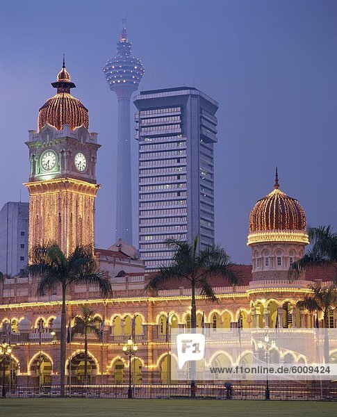 Das Sultan Abdul Samad Building  ehemals das Sekretariat  beleuchtet in der Abenddämmerung  gesehen von Merdaka Square  Kuala Lumpur  Malaysia  Südostasien  Asien
