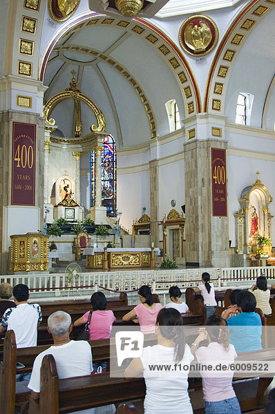 Die Gläubigen in der Kirche von der Schwarzen Nazareners  Quaipo Bezirk  Manila  Philippinen  Südostasien  Asien