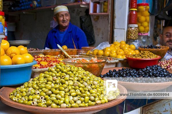 Alte Mann  Verkauf von Gemüse und Oliven im Basar von Safi  Marokko  Nordafrika  Afrika