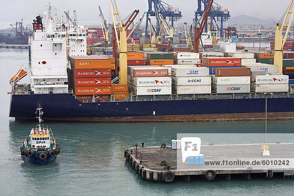 Container-Schiff in den Hafen von Callao  Lima  Peru  Südamerika