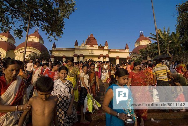 Massen von Menschen vor Kali Tempel  Kolkata  Westbengalen  Asien