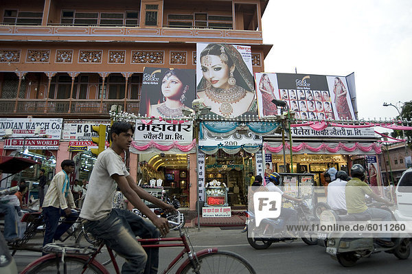 Verkehr in Jaipur Stadtzentrum an Diwali Zeit  Jaipur  Rajasthan  Indien  Asien