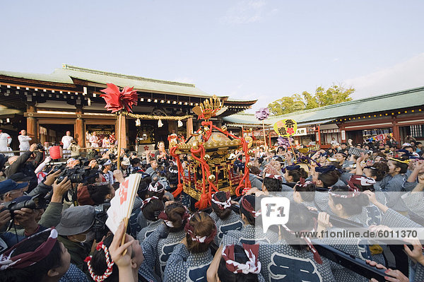 Mikoshi tragbaren Schrein durchgeführt bei Hadaka Matsuri (Naked Festival)  Hofu Stadt  Yamaguchi-Präfektur  Japan  Asien